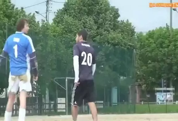 S’embrouiler avec un joueur de foot
