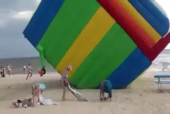 Un toboggan gonflable s’envole dans les airs