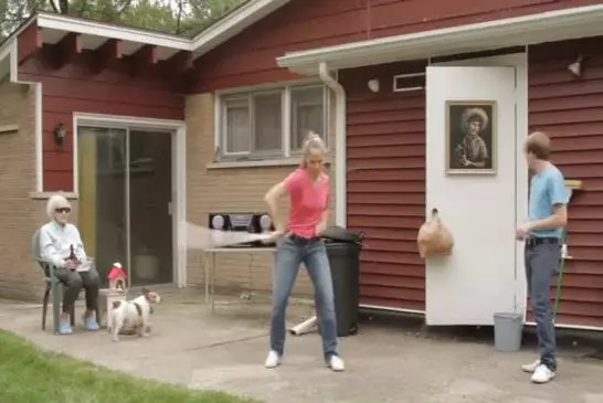 Jian fait une petite danse avec une épée