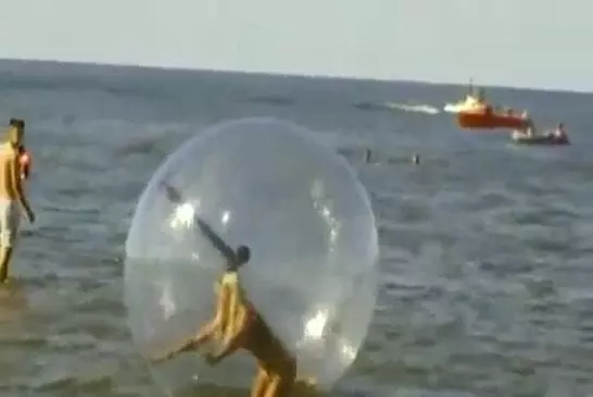 Blonde dans une sphère sur l’eau