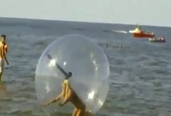 Blonde dans une sphère sur l’eau