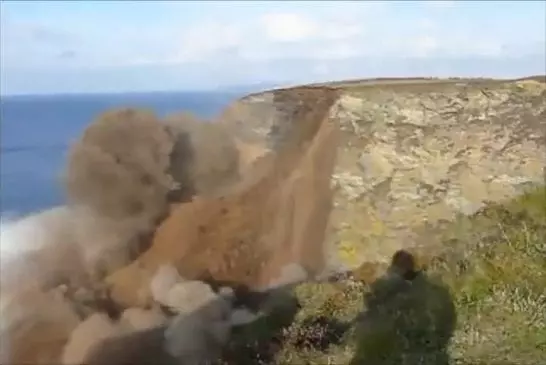 Une falaise s’écroule devant la caméra