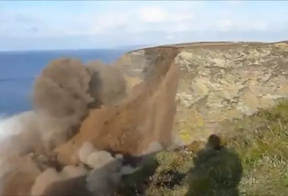 Une falaise s’écroule devant la caméra