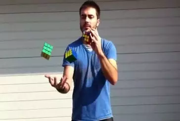 Cet homme jongle en résolvant un Rubiks Cubes