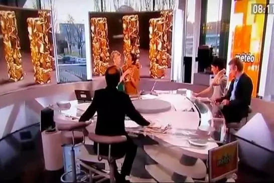 Julia Vignali laisse échapper un sein en direct