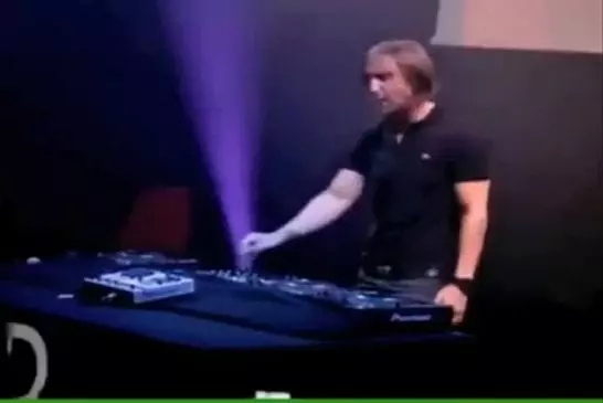 David Guetta se rate en direct