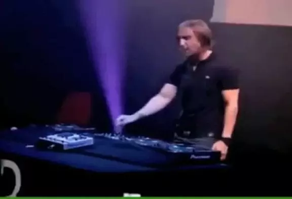 David Guetta se rate en direct