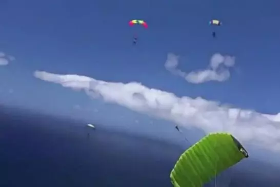 Une course de wingsuit