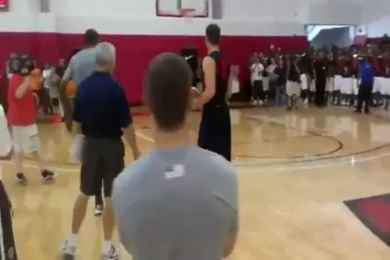 Dunk de basket-ball sur le mur