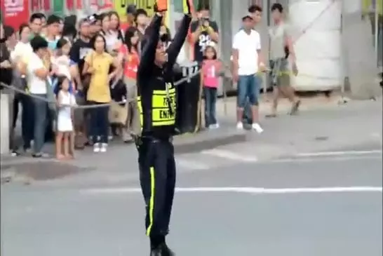 Agent de la circulation danse comme un chef