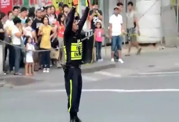 Agent de la circulation danse comme un chef