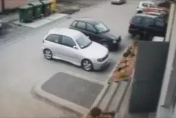 Une conductrice rate sa manoeuvre de parking
