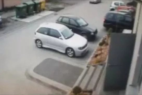 Une conductrice rate sa manoeuvre de parking