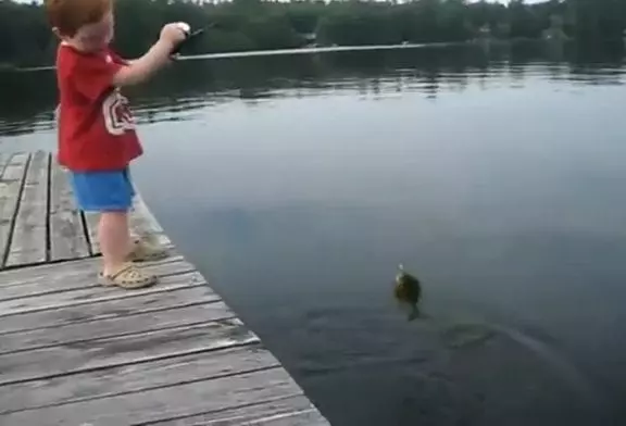 Un jeune pêcheur ultra rapide