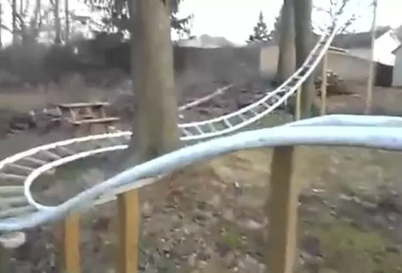 Roller coaster dans le jardin