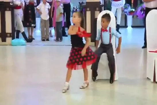 Deux petits danseurs étonnants