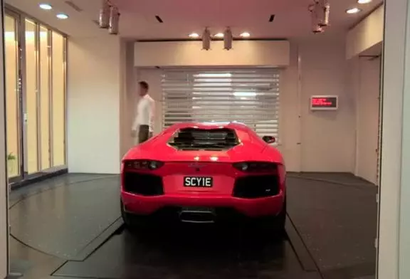 Garer sa Lamborghini dans son salon