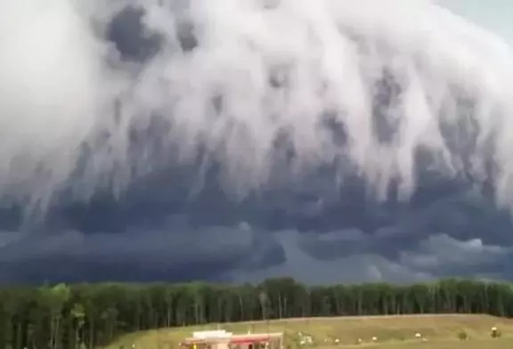 Un incroyable nuage d’orage arrive sur la ville