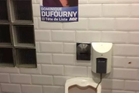 Une affiche dans les toilettes