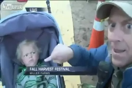 Un journaliste en direct fait pleurer un bébé