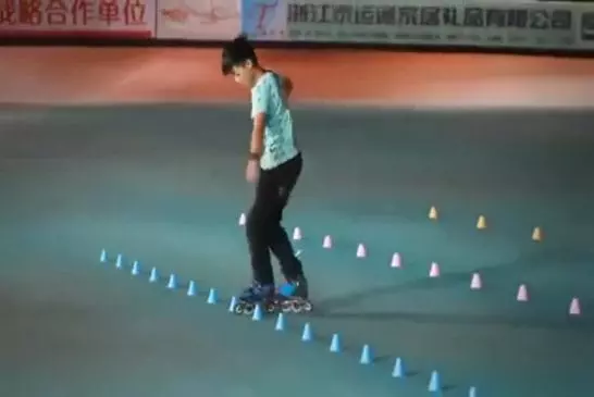 Un jeune patineur impressionnant