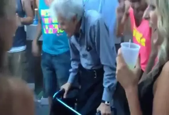 Un grand-père s’éclate sur la piste de danse