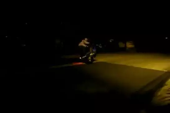 Ce motard s’amuse sur la route et se fait courser par la police