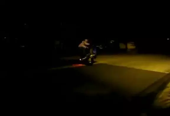 Ce motard s’amuse sur la route et se fait courser par la police