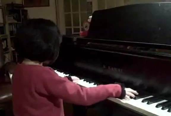 Elle joue du Bach au piano à 6 ans