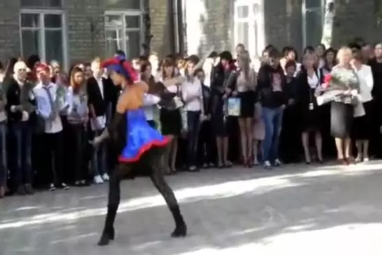 Une majorette dans une école primaire