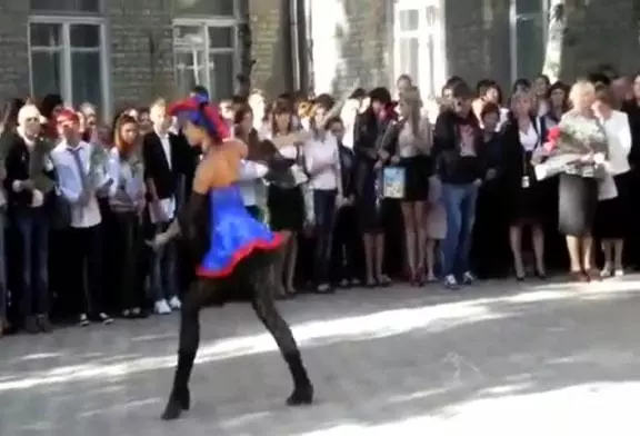 Une majorette dans une école primaire