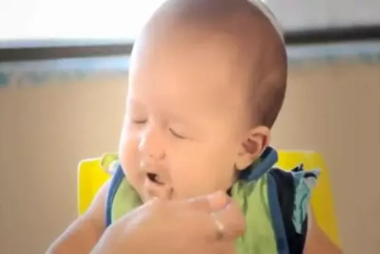 Enfants goutent une glace pour la première fois