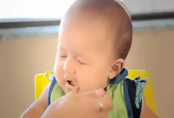 Enfants goutent une glace pour la première fois