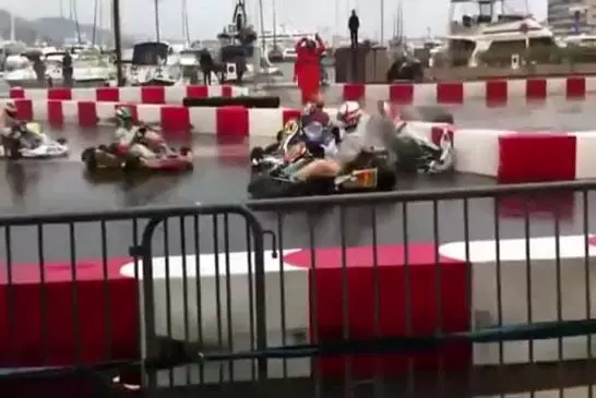 Un gros carambolage sur une piste de karting