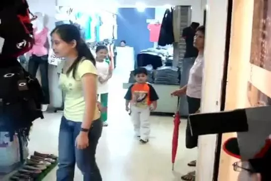 Un enfant a une réaction de peur impressionnante