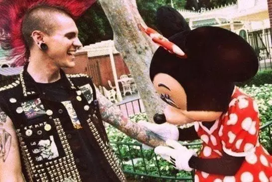 Minnie se met aux tatouages