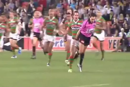 Cet arbitre se fait assommer violemment