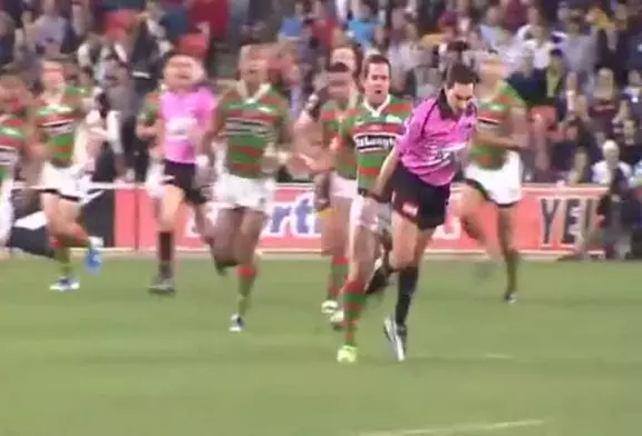 Cet arbitre se fait assommer violemment