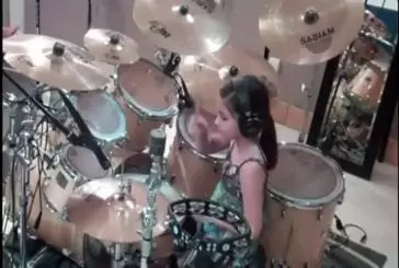 Une fille de 10 ans joue de la batterie