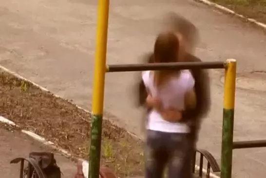 Jeune couple seul dans un parc