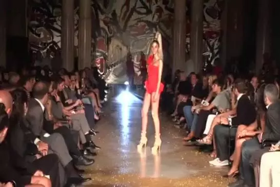 Un mannequin sexy se prend un grand FAIL