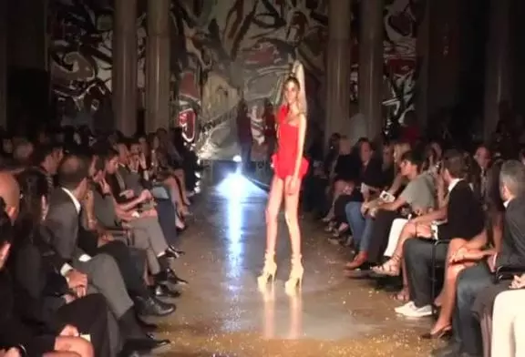 Un mannequin sexy se prend un grand FAIL