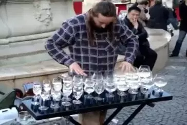 Cet artiste de rue joue sur des verres