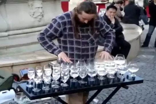 Cet artiste de rue joue sur des verres