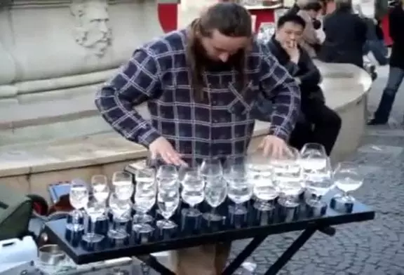 Cet artiste de rue joue sur des verres