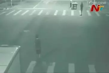 Super-héro filmé par une caméra de surveillance en Chine