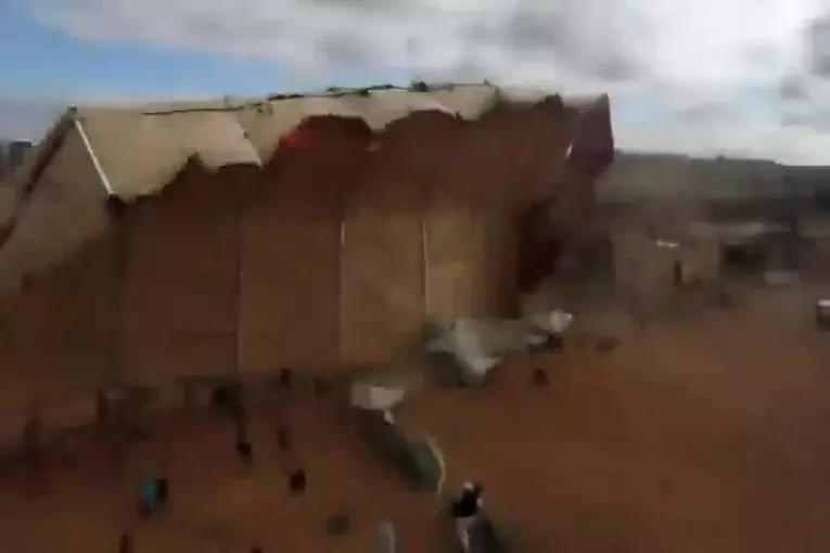 Immense tente soufflée par le vent