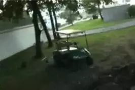 Obèse presque écrasé par le chariot de golf