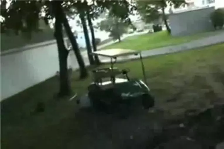 Obèse presque écrasé par le chariot de golf