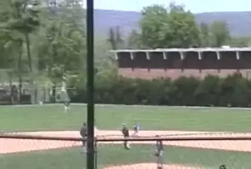 Joueur de baseball saute par-dessus le rattrapeur